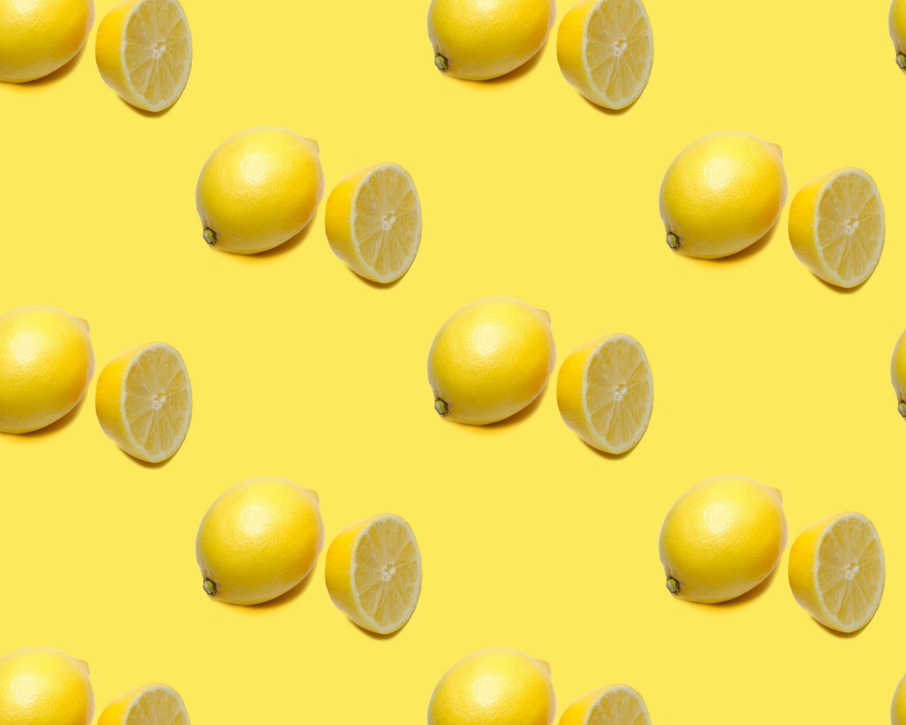 Сочные кислые лимоны на желтом фоне 