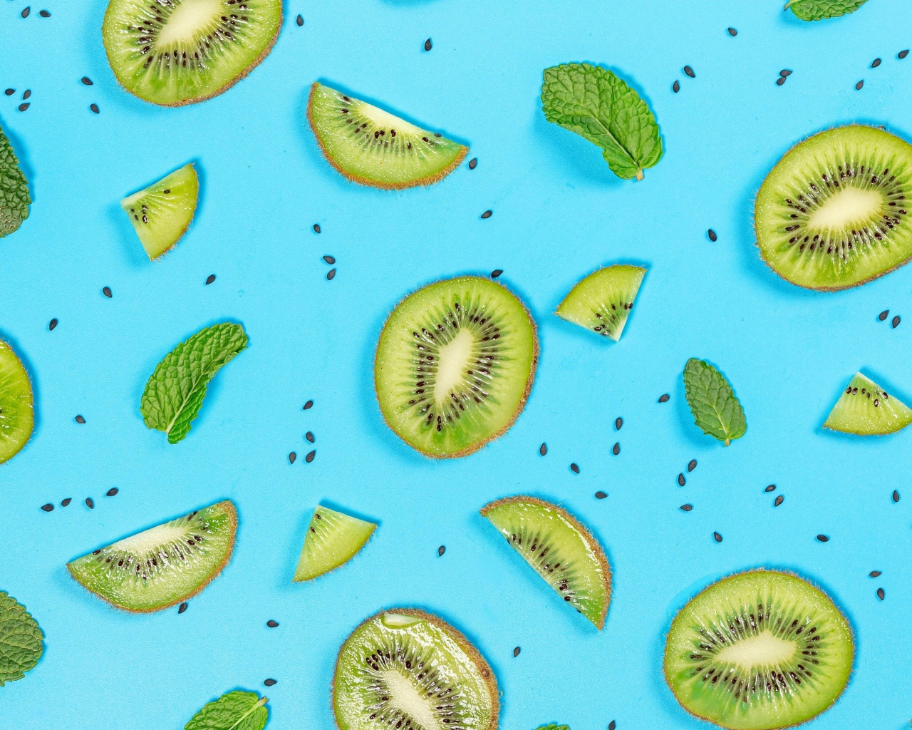 Кусочки киви с мятой на голубом фоне 