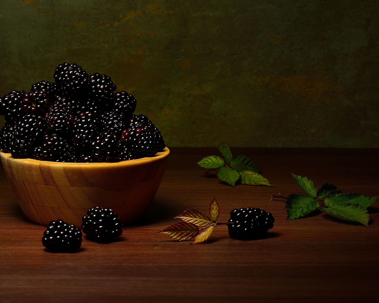 Крупная спелая ежевика в деревянной миске