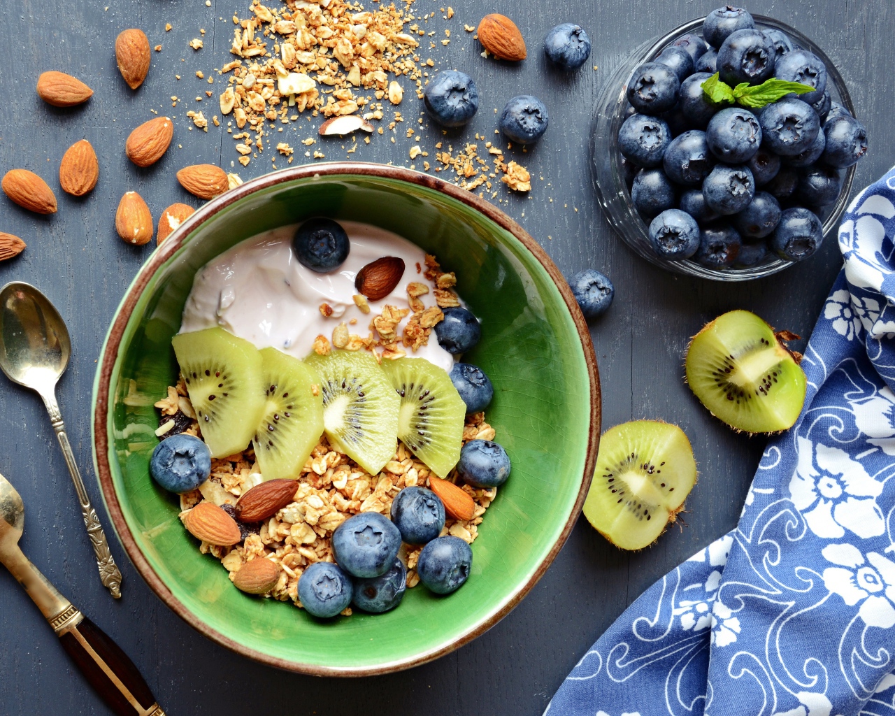 Мюсли с йогуртом, орехами, киви и черникой на завтрак 