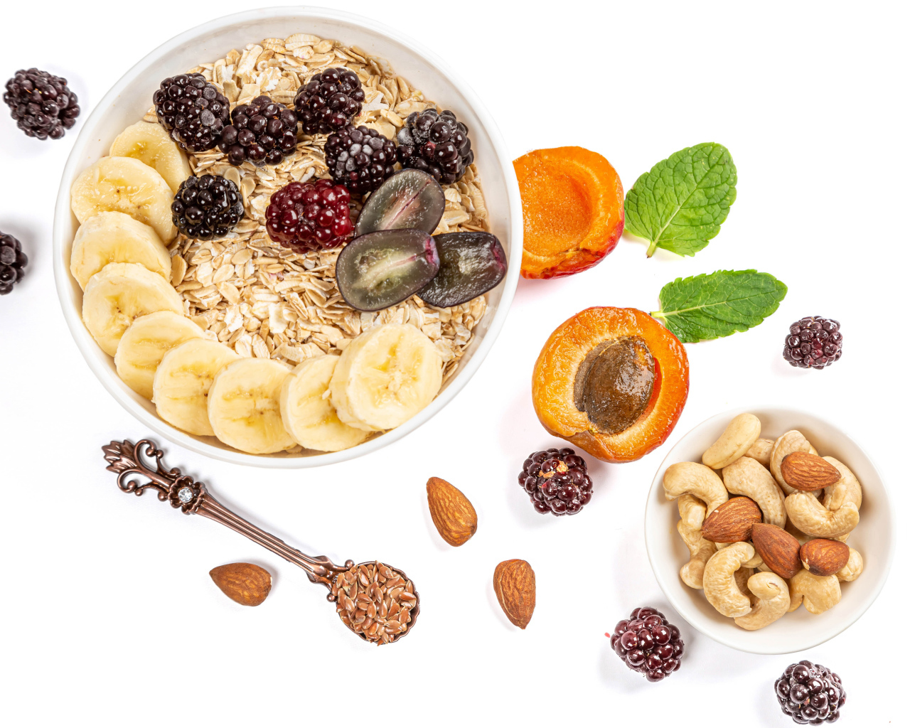 Овсяные хлопья с ягодами и орехами на белом фоне