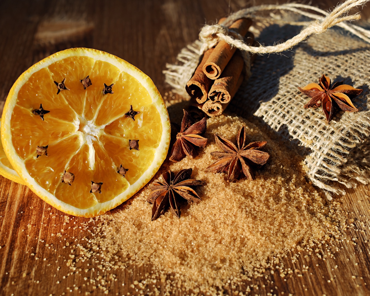 Кусочки апельсина с корицей и бадьяном