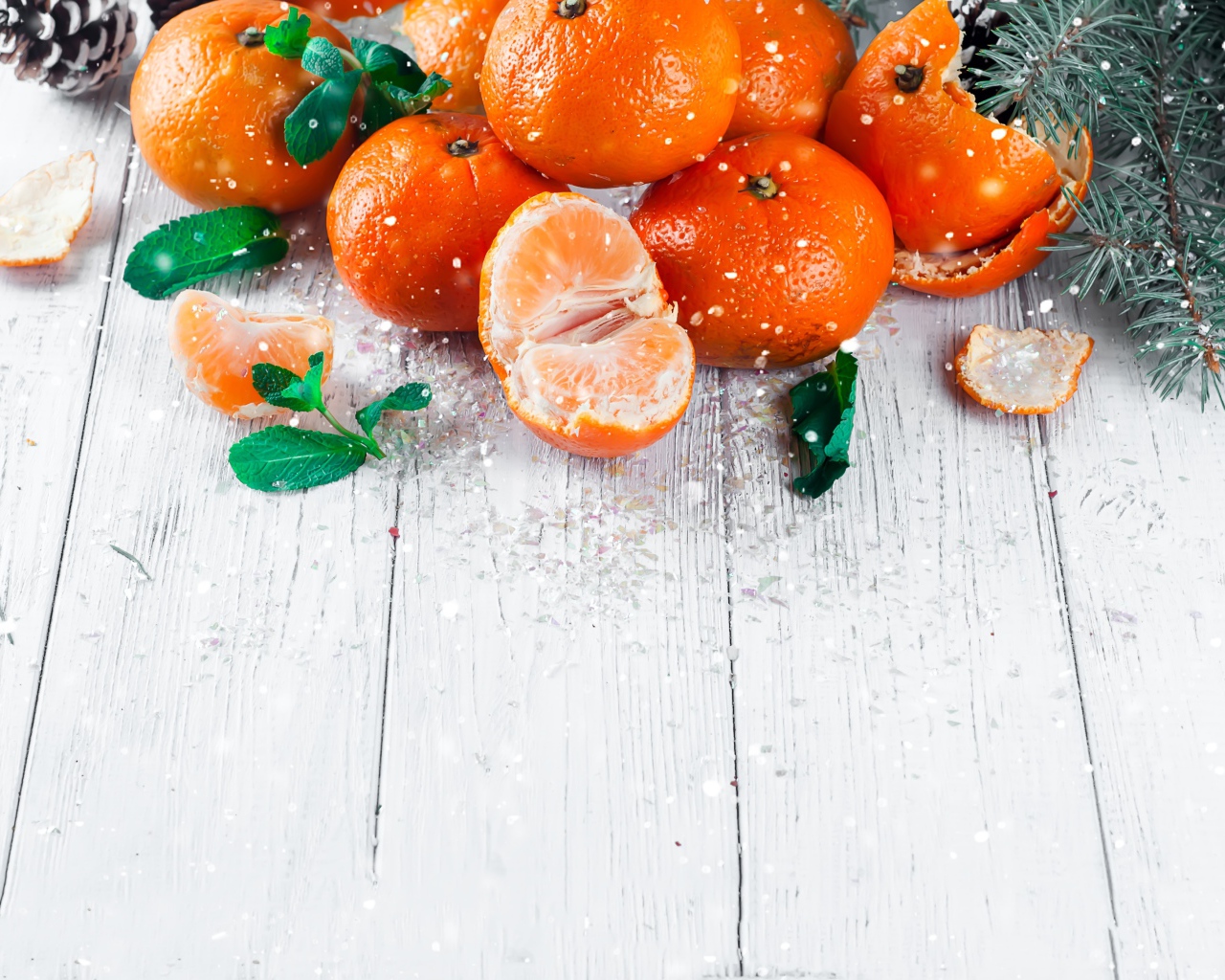 Спелые сочные мандарины с мятой на столе