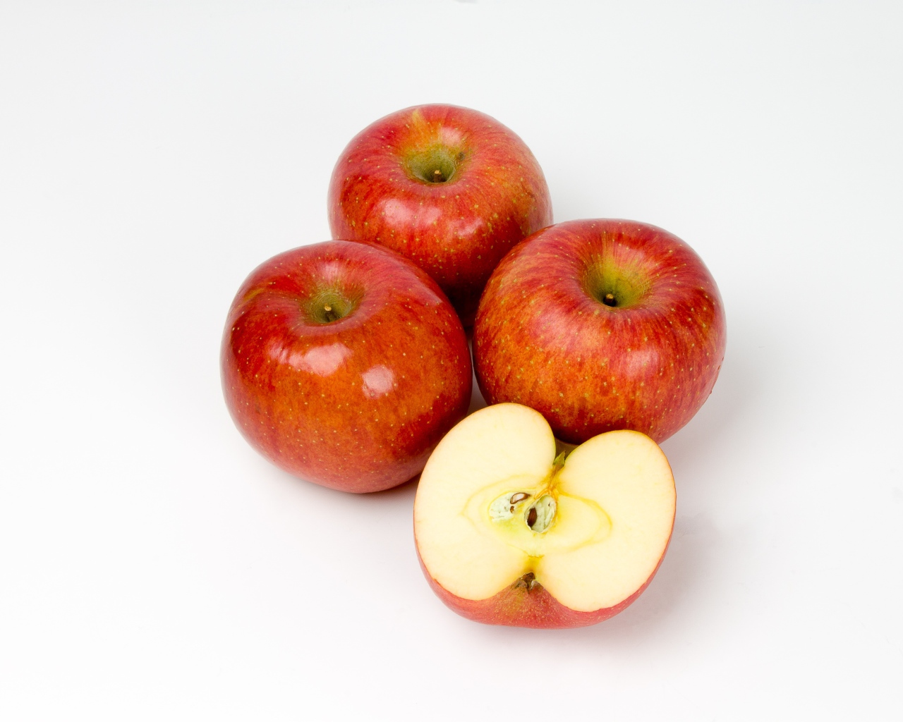 Спелые красные яблоки на сером фоне