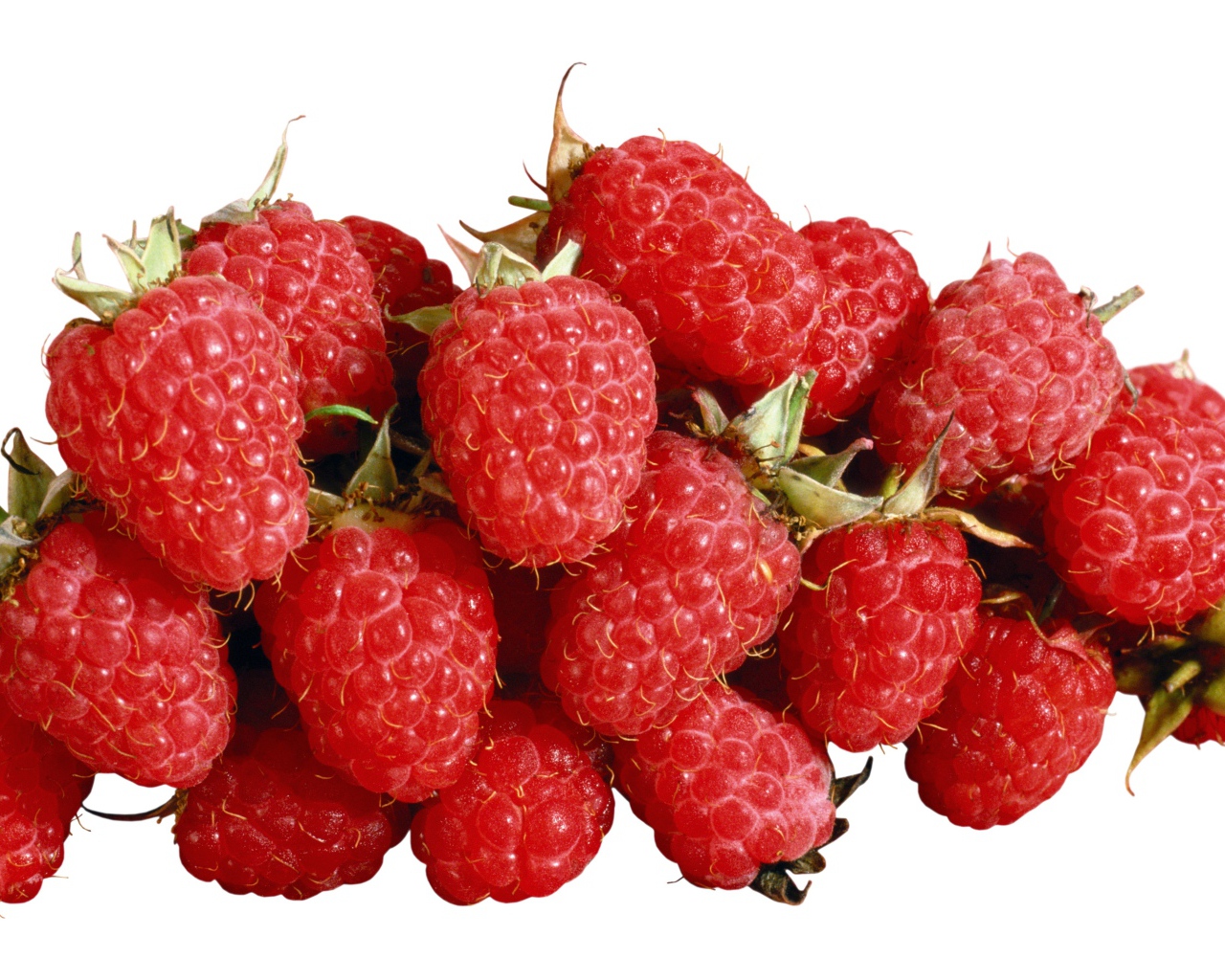 Спелая красная малина на белом фоне