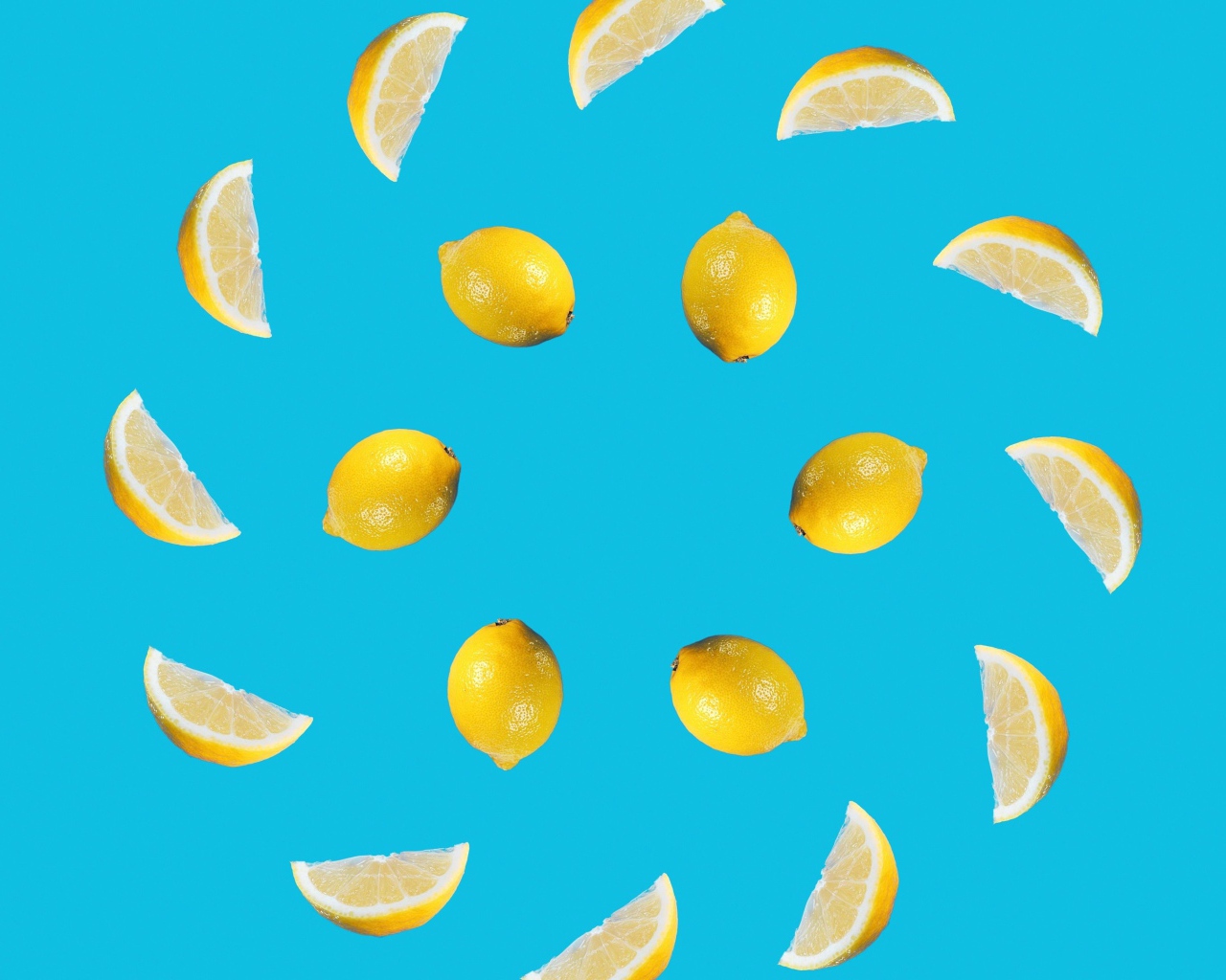 Нарезанный лимон на голубом фоне