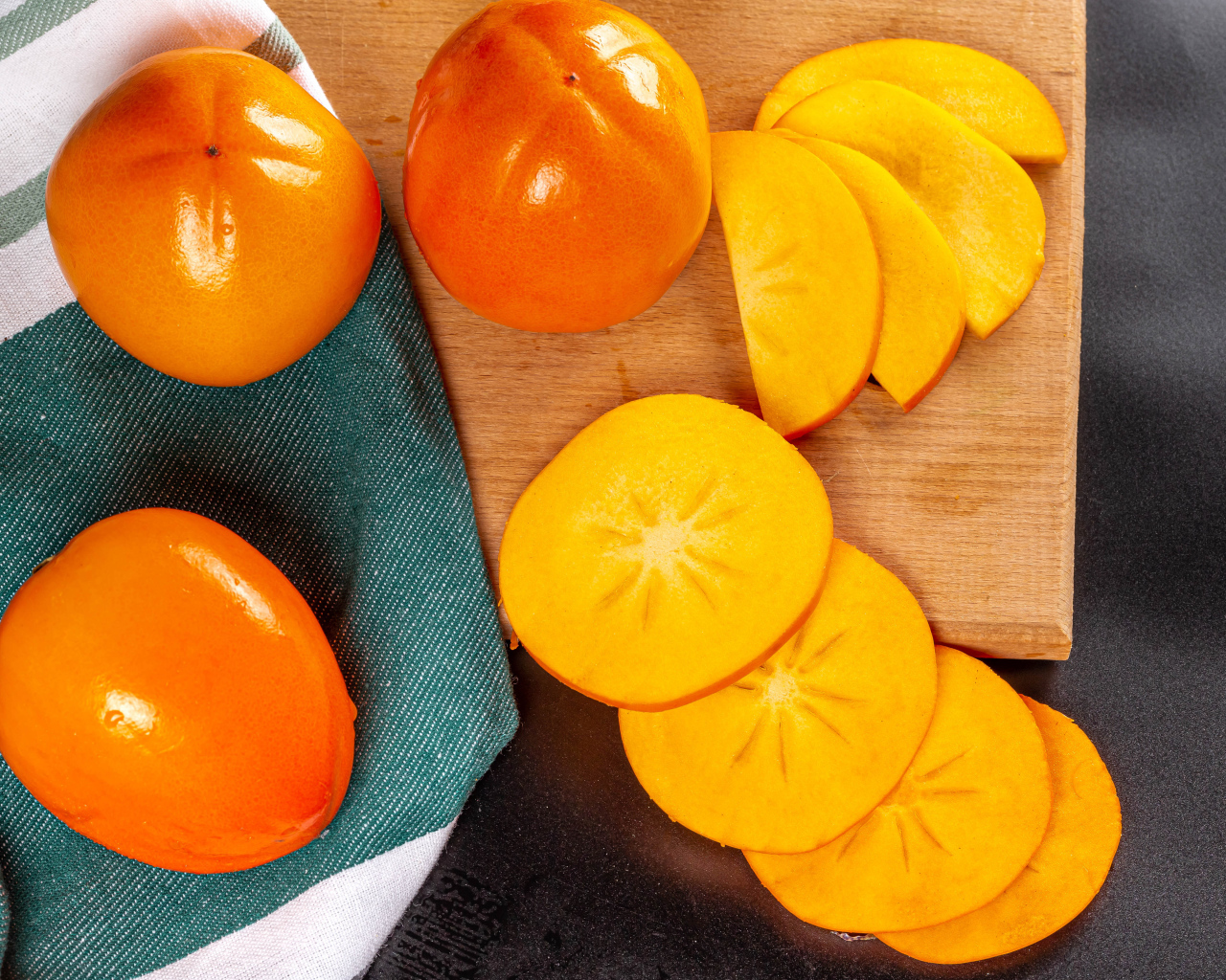 Хурма нарезанная кусочками на столе