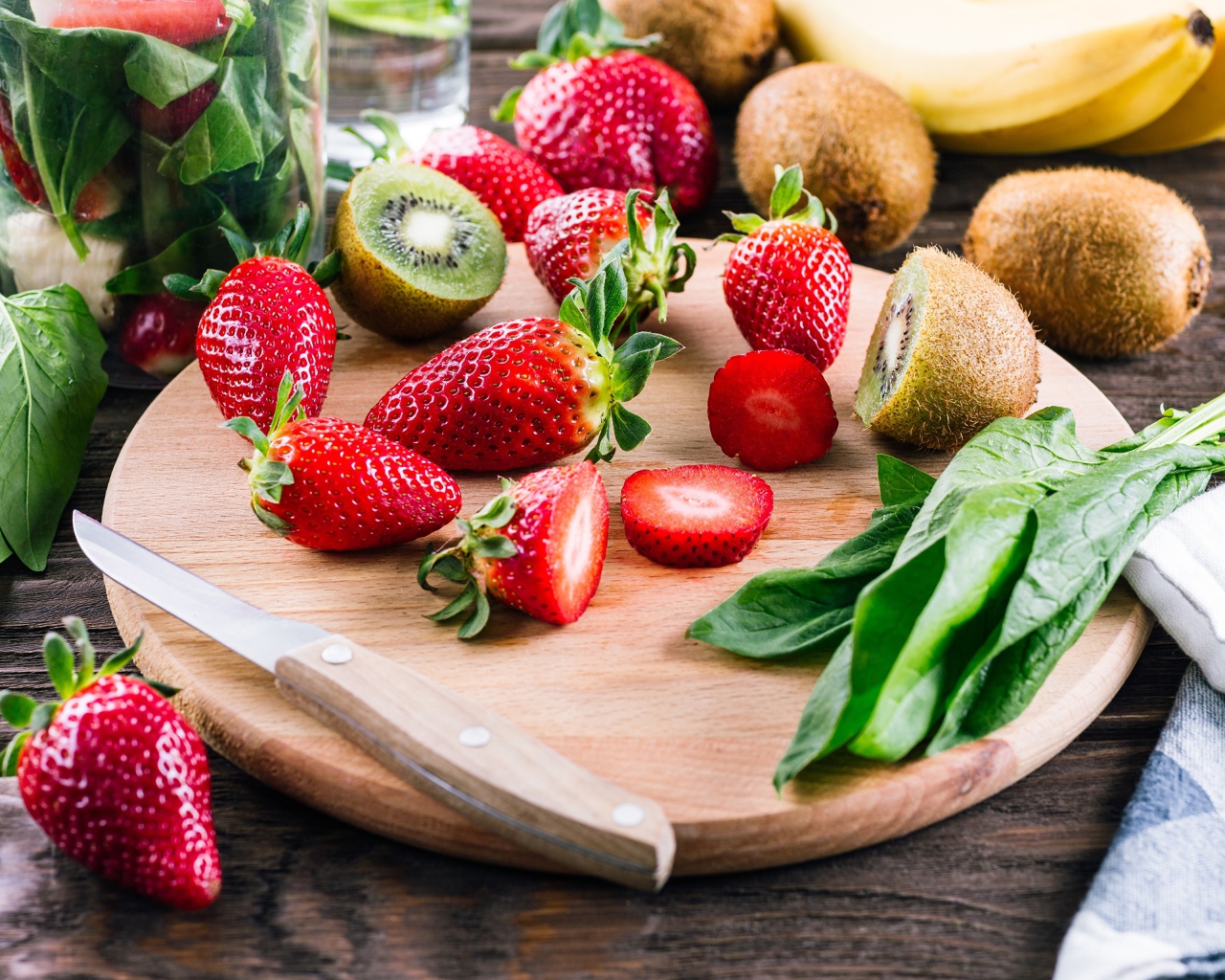 Нарезанная клубника и киви на деревянной доске 