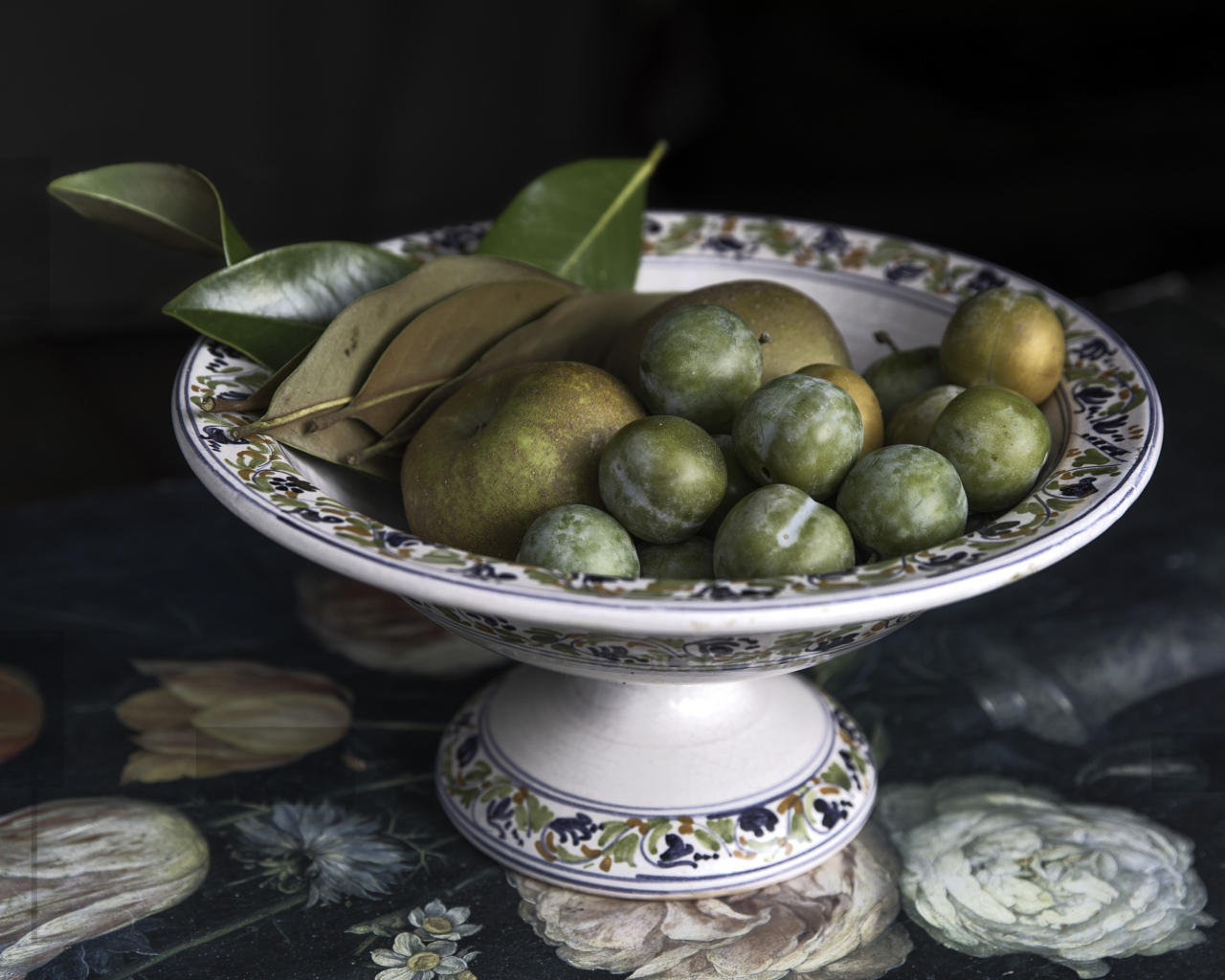 Белые сливы и зеленые яблоки в вазе на столе 