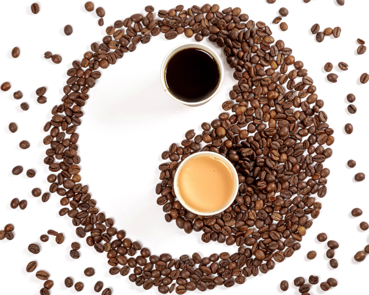 Инь и янь из кофейных зерен на белом фоне