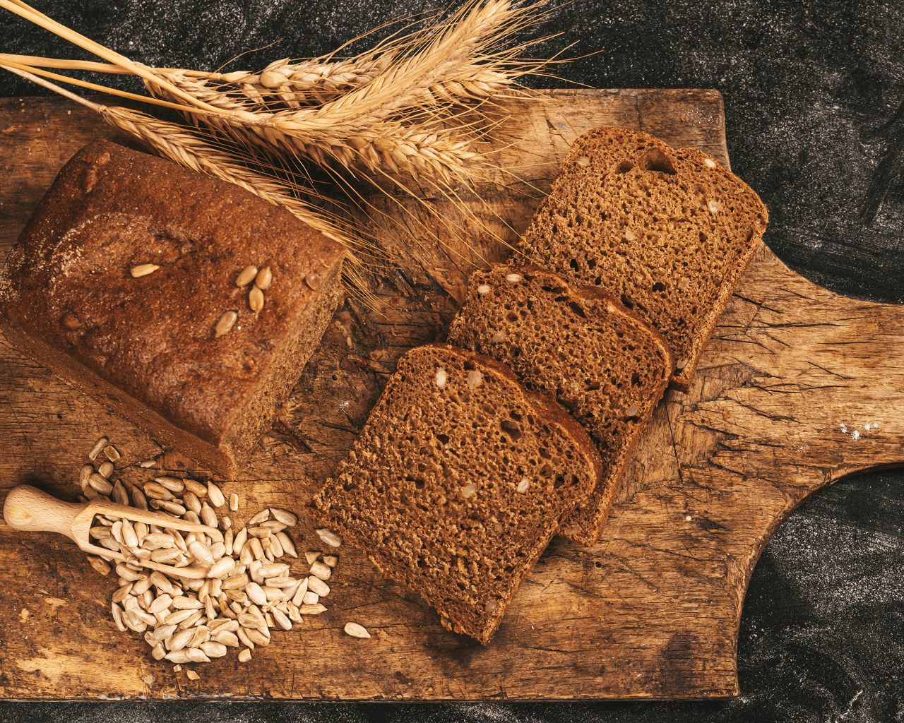 Черный хлеб с семечками на доске