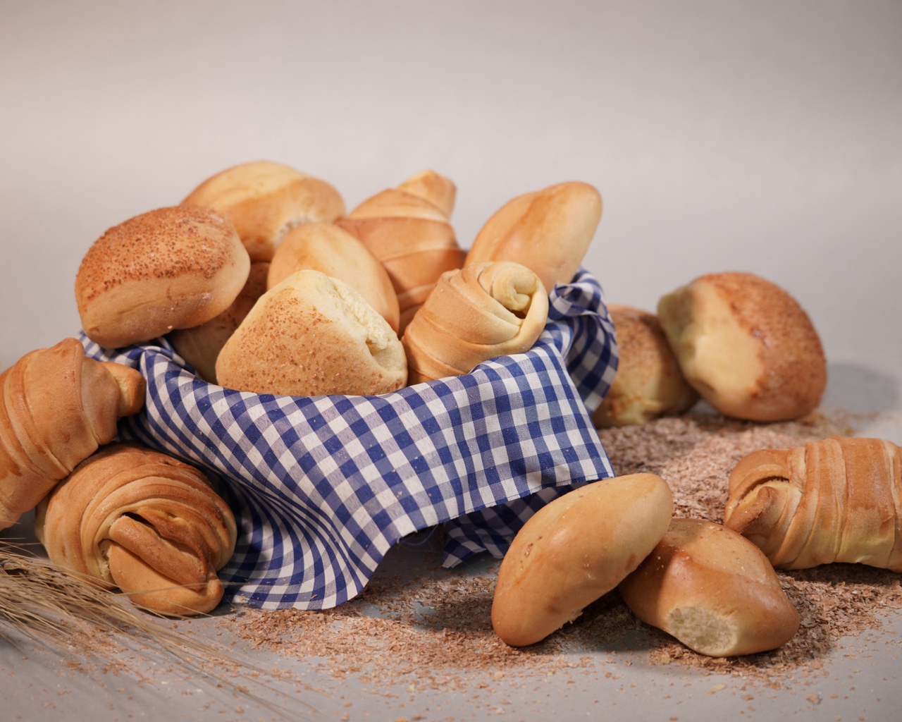 Вкусные сдобные булочки на сером фоне