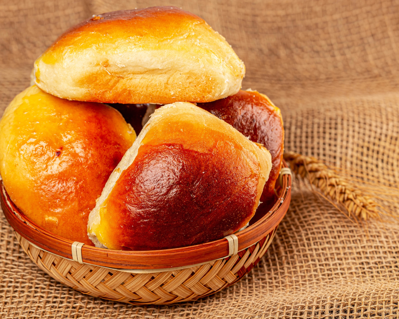 Свежие аппетитные булочки в корзинке