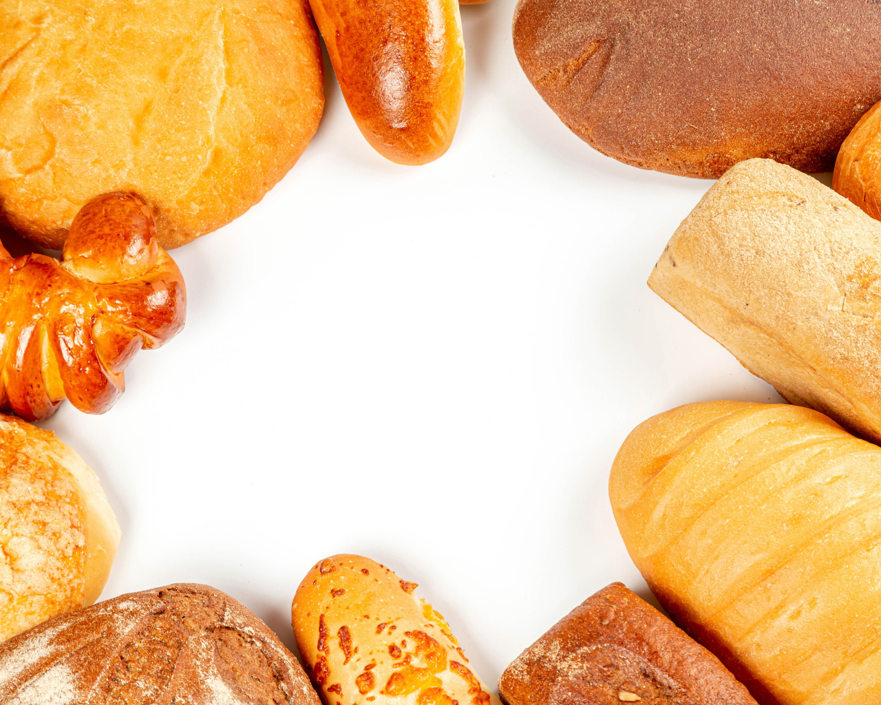 Свежая аппетитная выпечка на белом фоне 