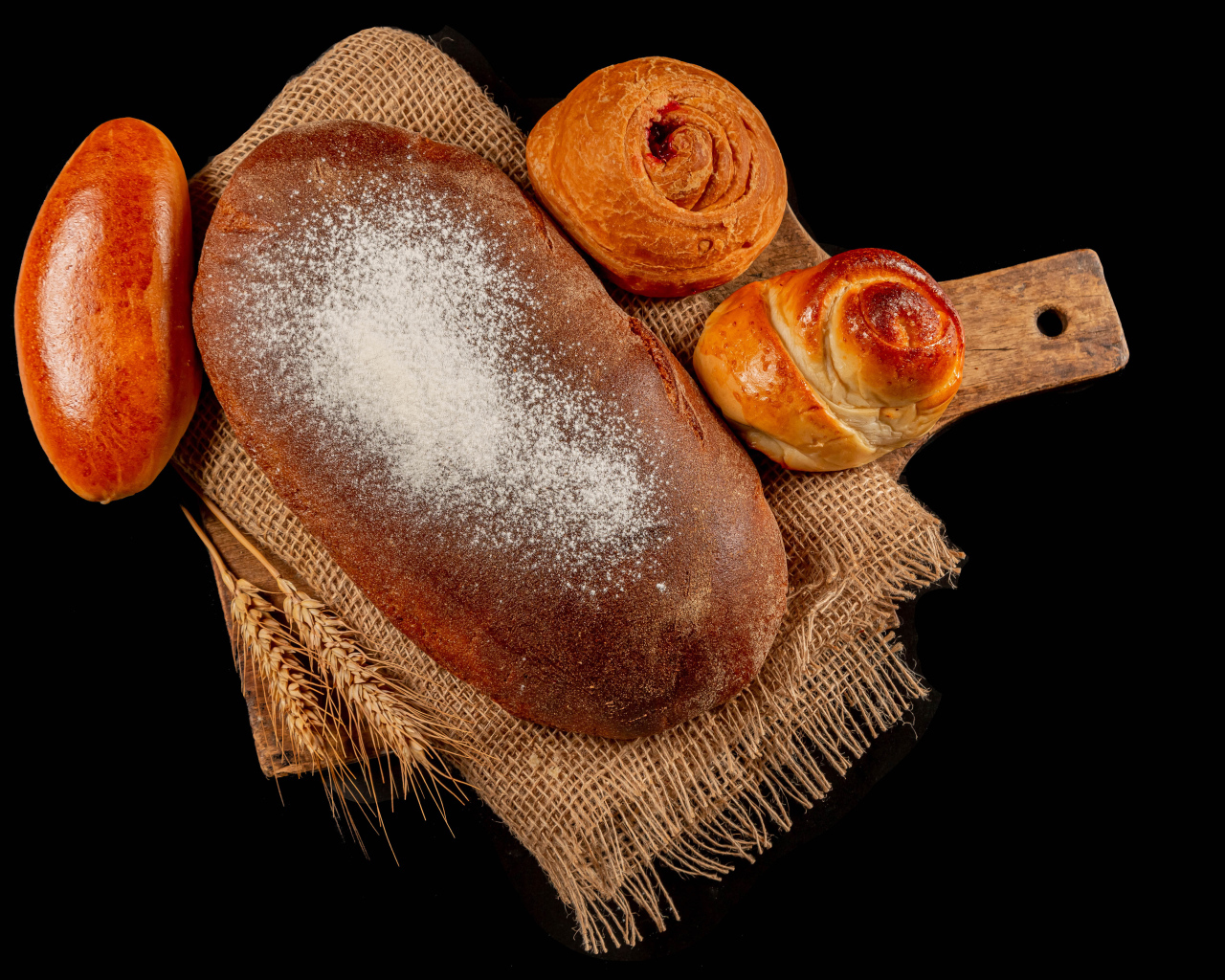 Свежая выпечка на черной поверхности