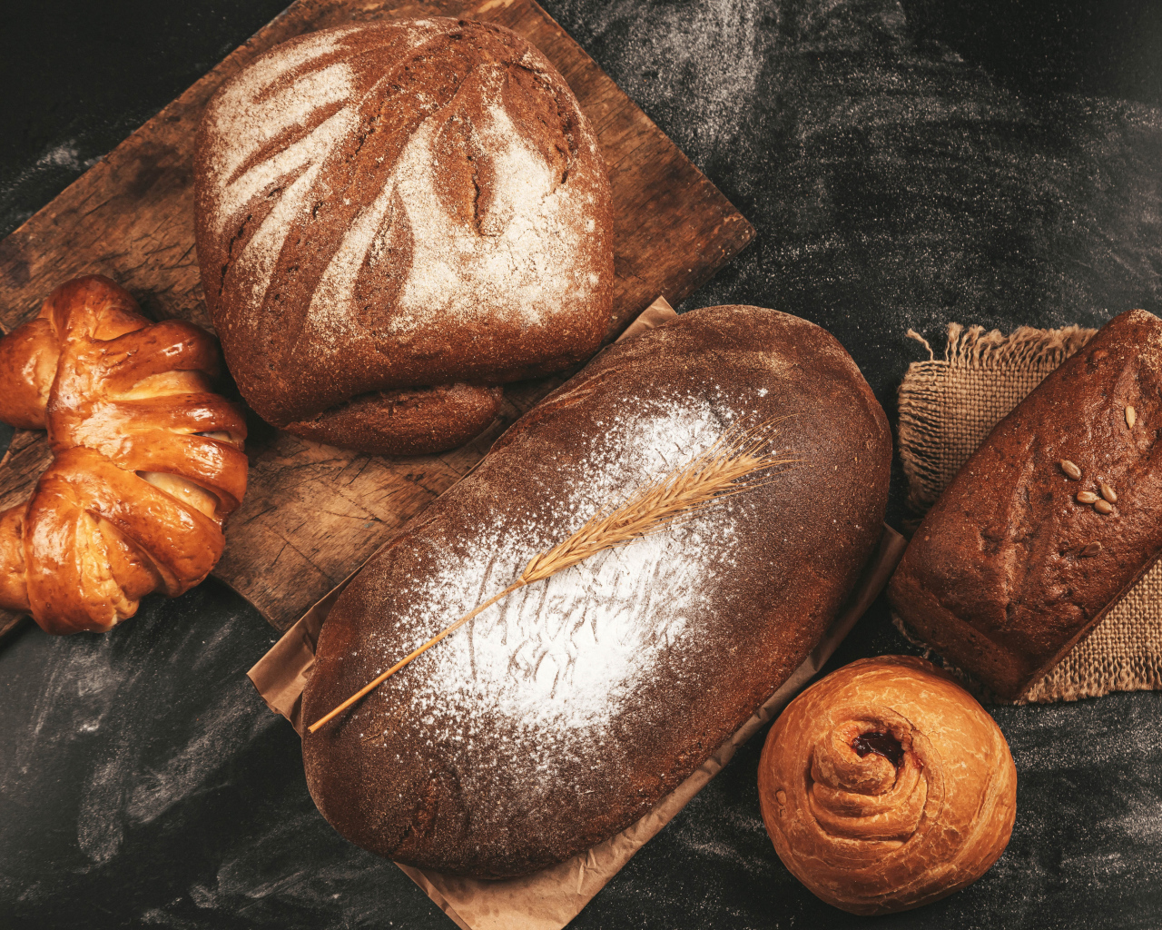 Ржаной хлеб и сладкая выпечка на столе