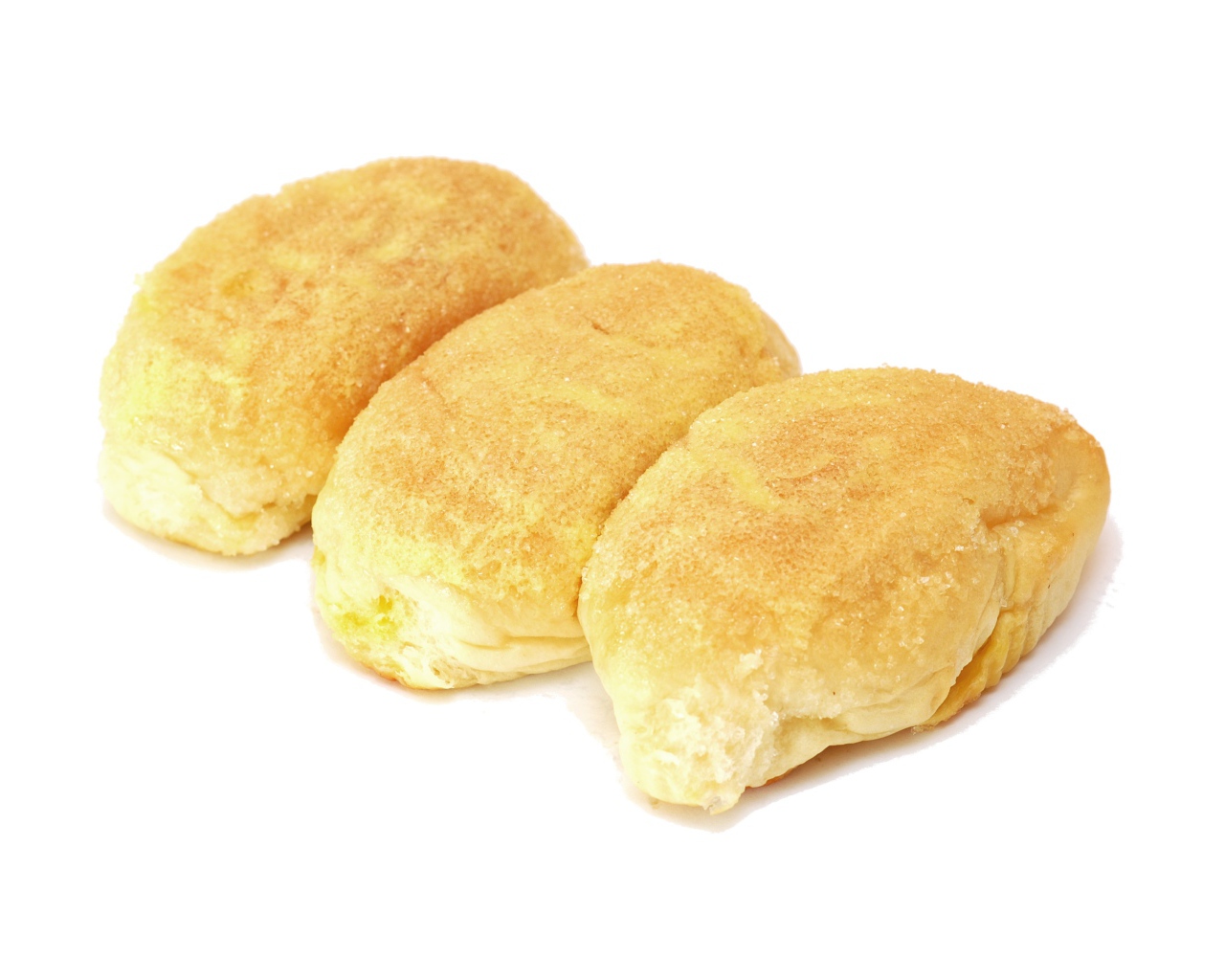 Три свежие аппетитные булочки на белом фоне