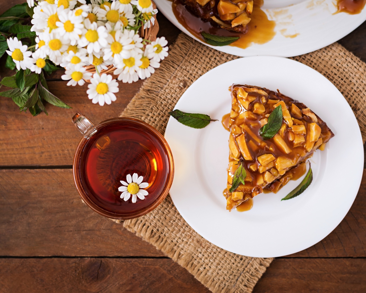 Кружка ромашкового чая на столе с куском пирога