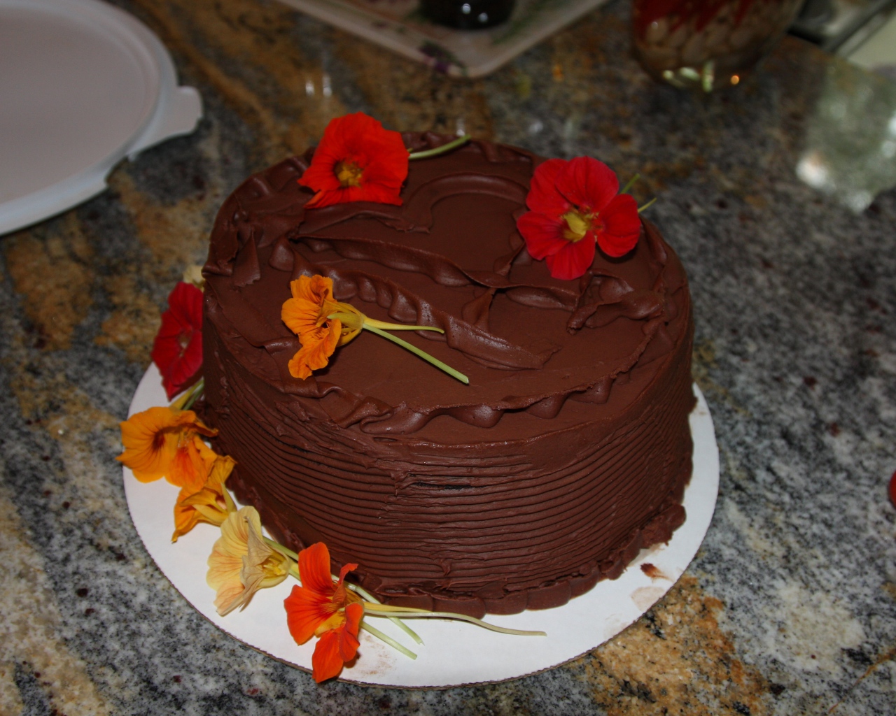 Аппетитный шоколадный торт с цветами настурции