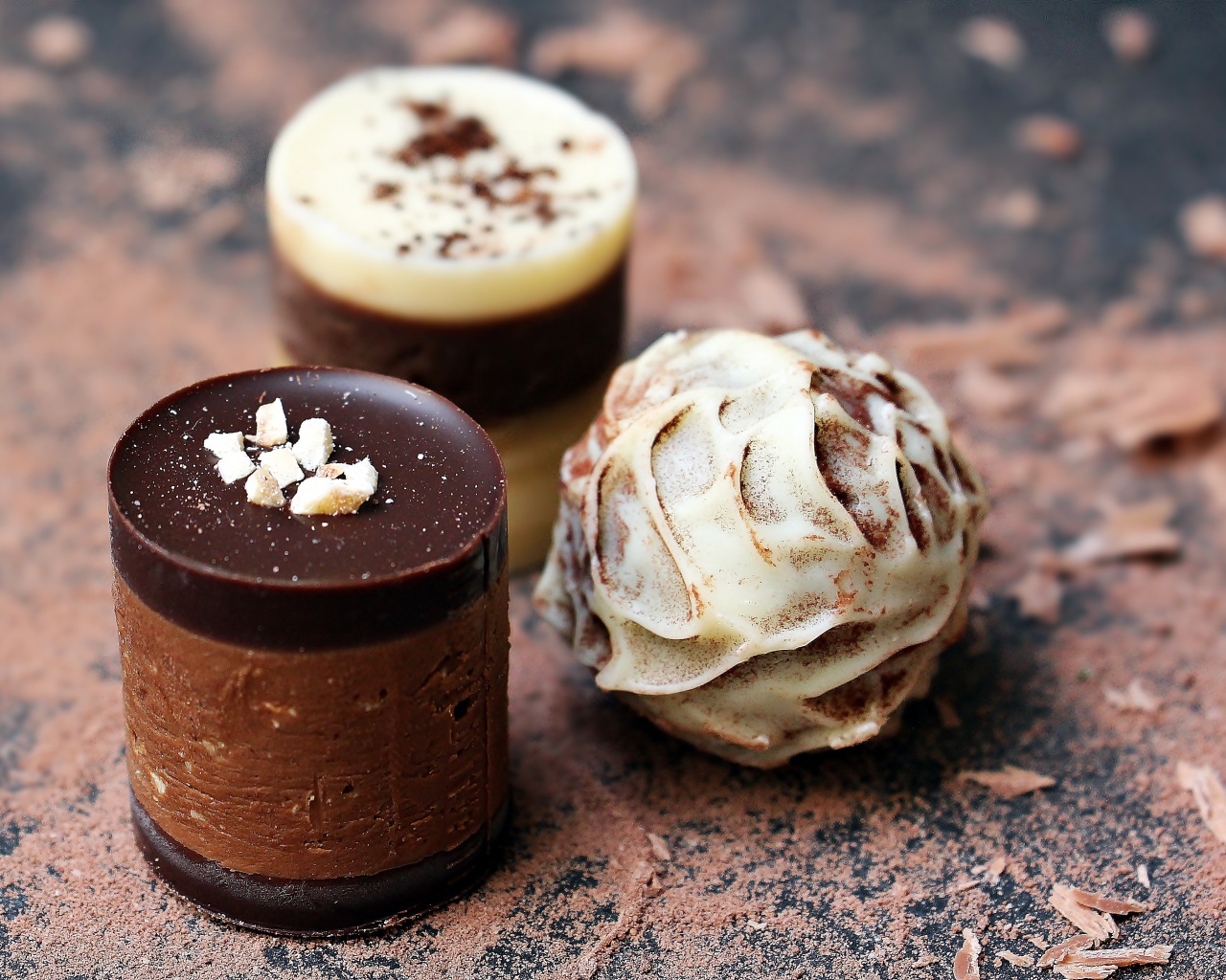 Аппетитные шоколадные конфеты на столе 