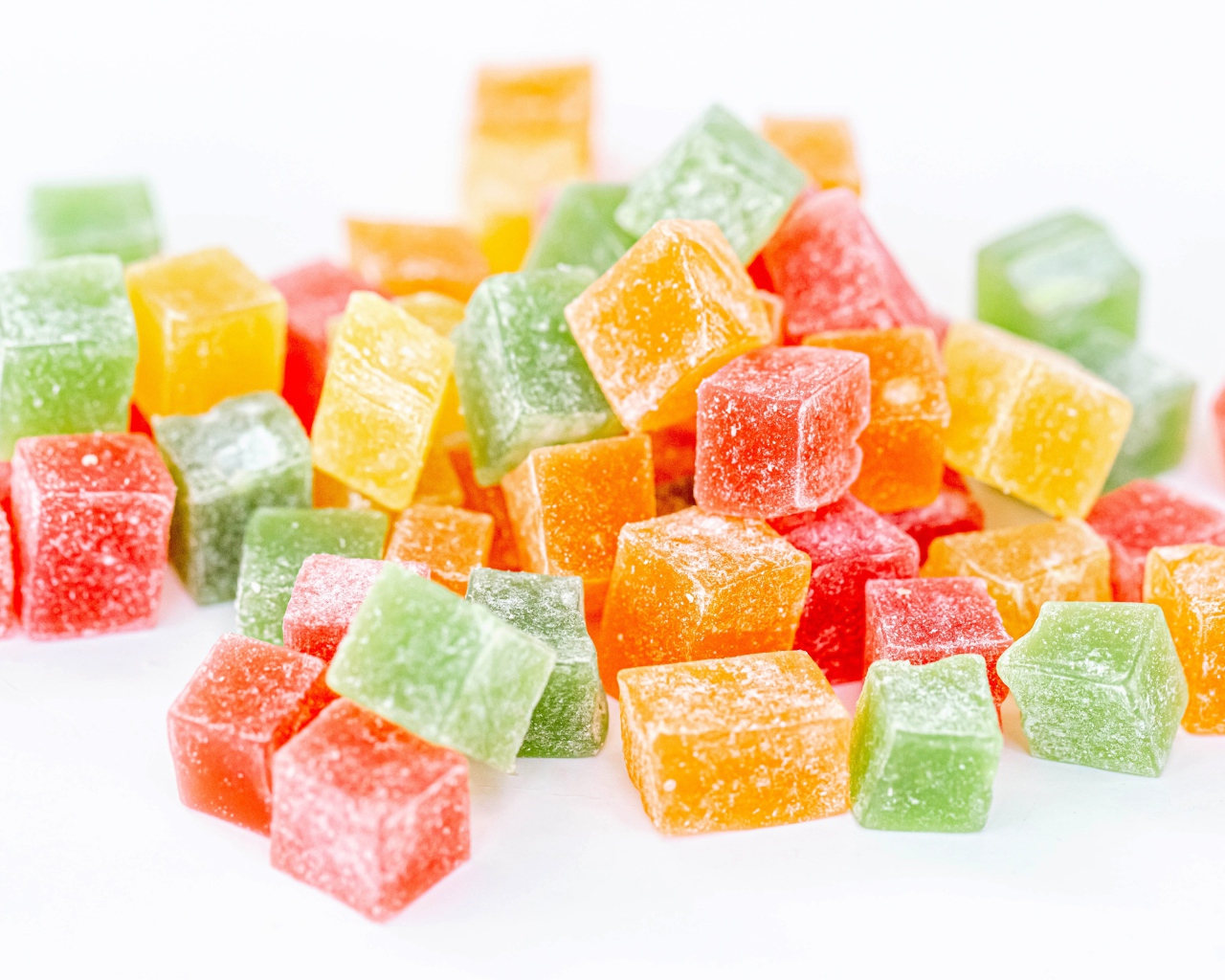 Аппетитный разноцветный мармелад в сахаре на белом фоне 