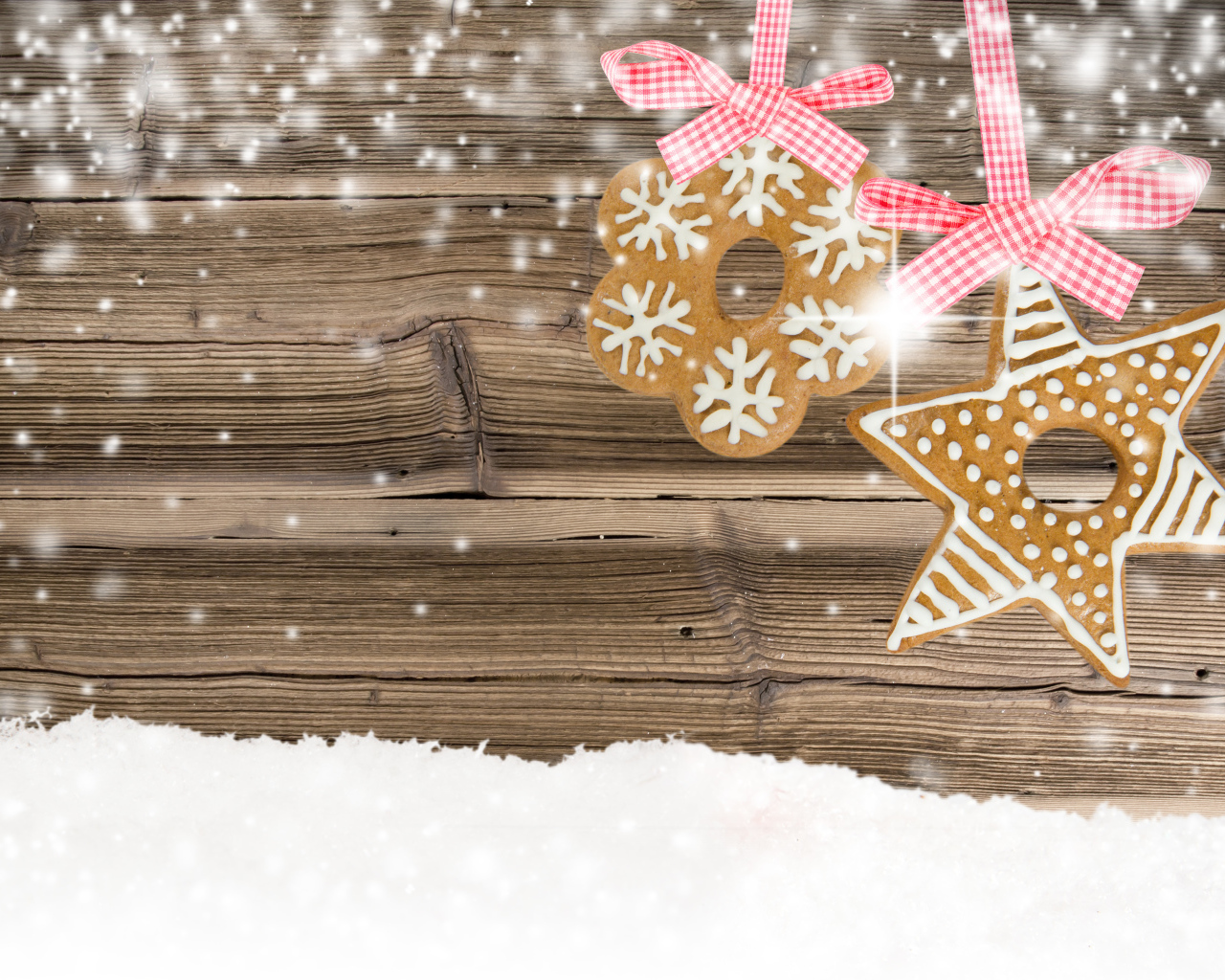 Аппетитное песочное печенье на фоне деревянной стены