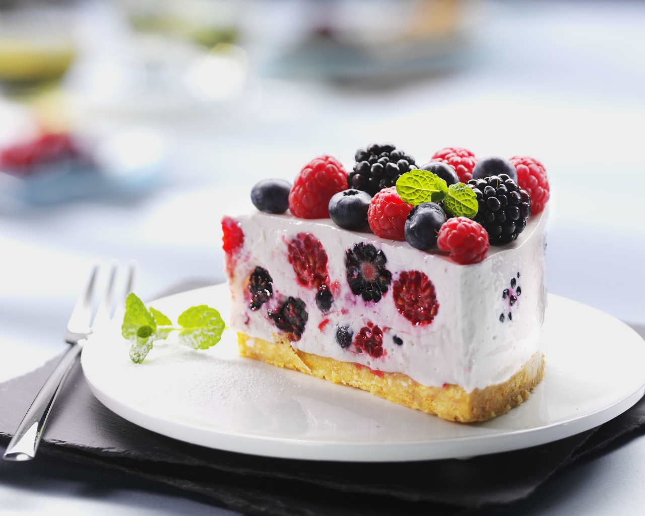 Аппетитный торт-суфле с ягодами на белой тарелке