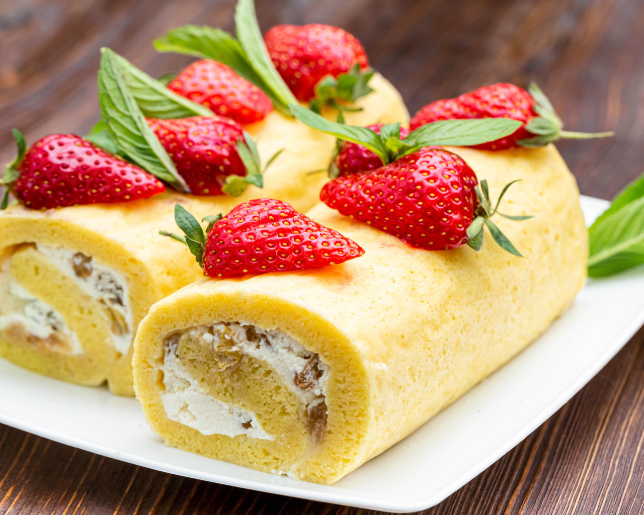 Аппетитный сладкий рулет с клубникой