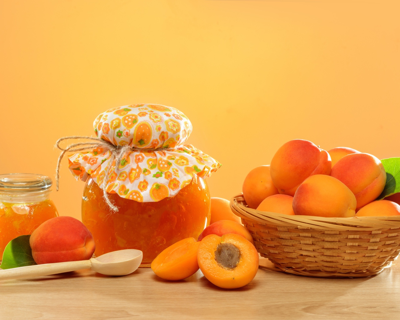 Абрикосовое варенье на столе со свежими плодами