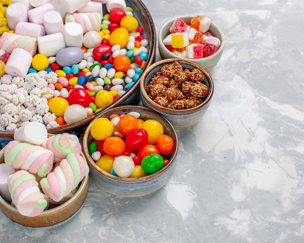 Разные вкусные разноцветные сладости