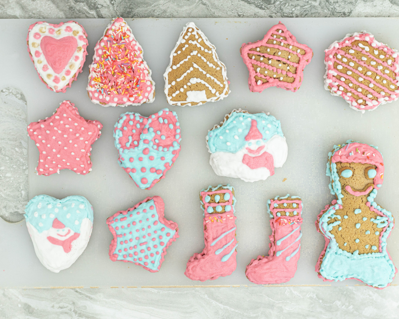 Красивое рождественское печенье на доске