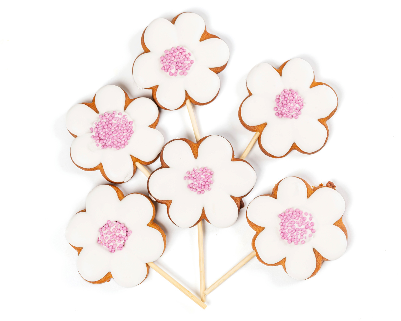 Красивое печенье в форме цветов на белом фоне