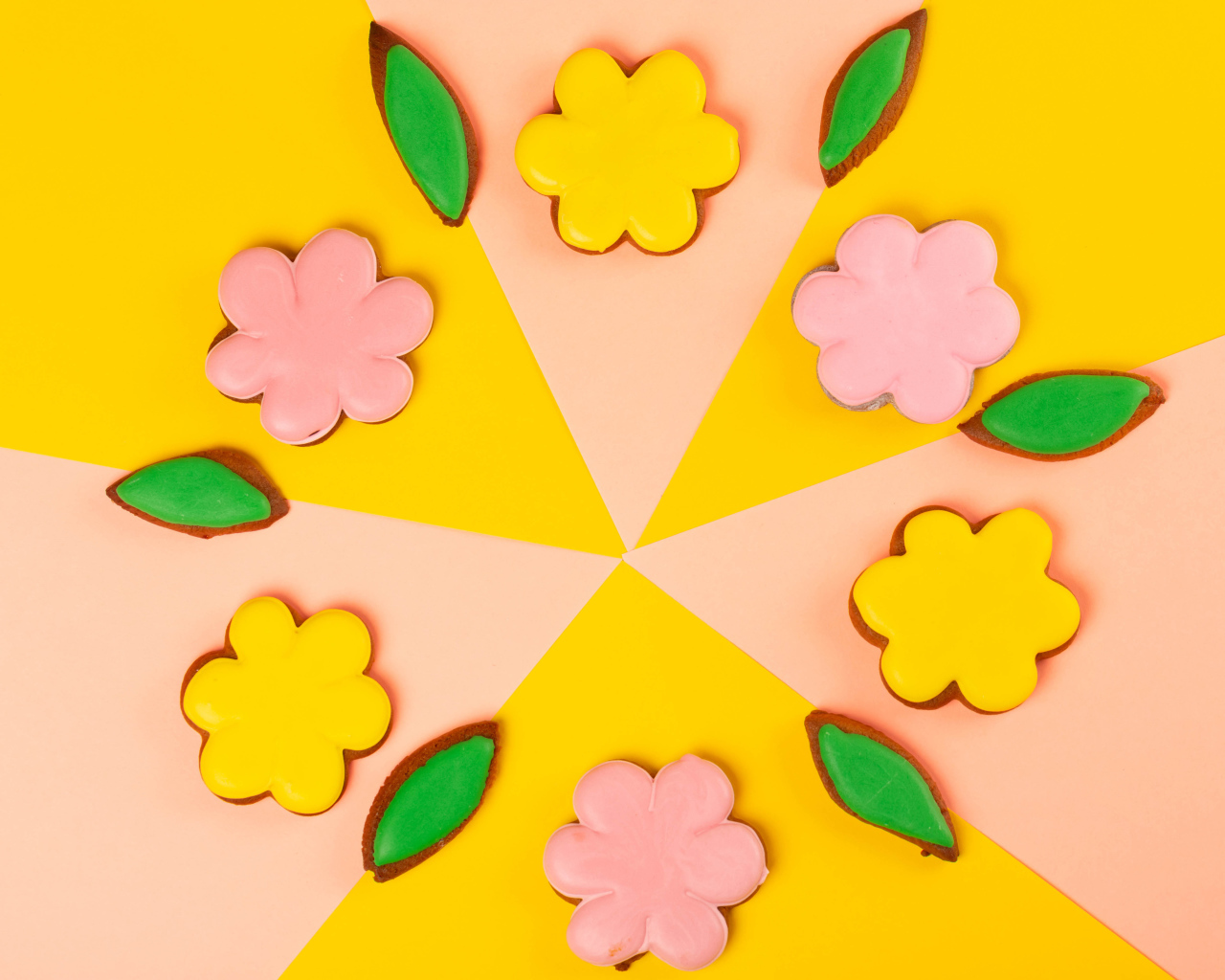 Красивое розовое и желтое печенье на столе 