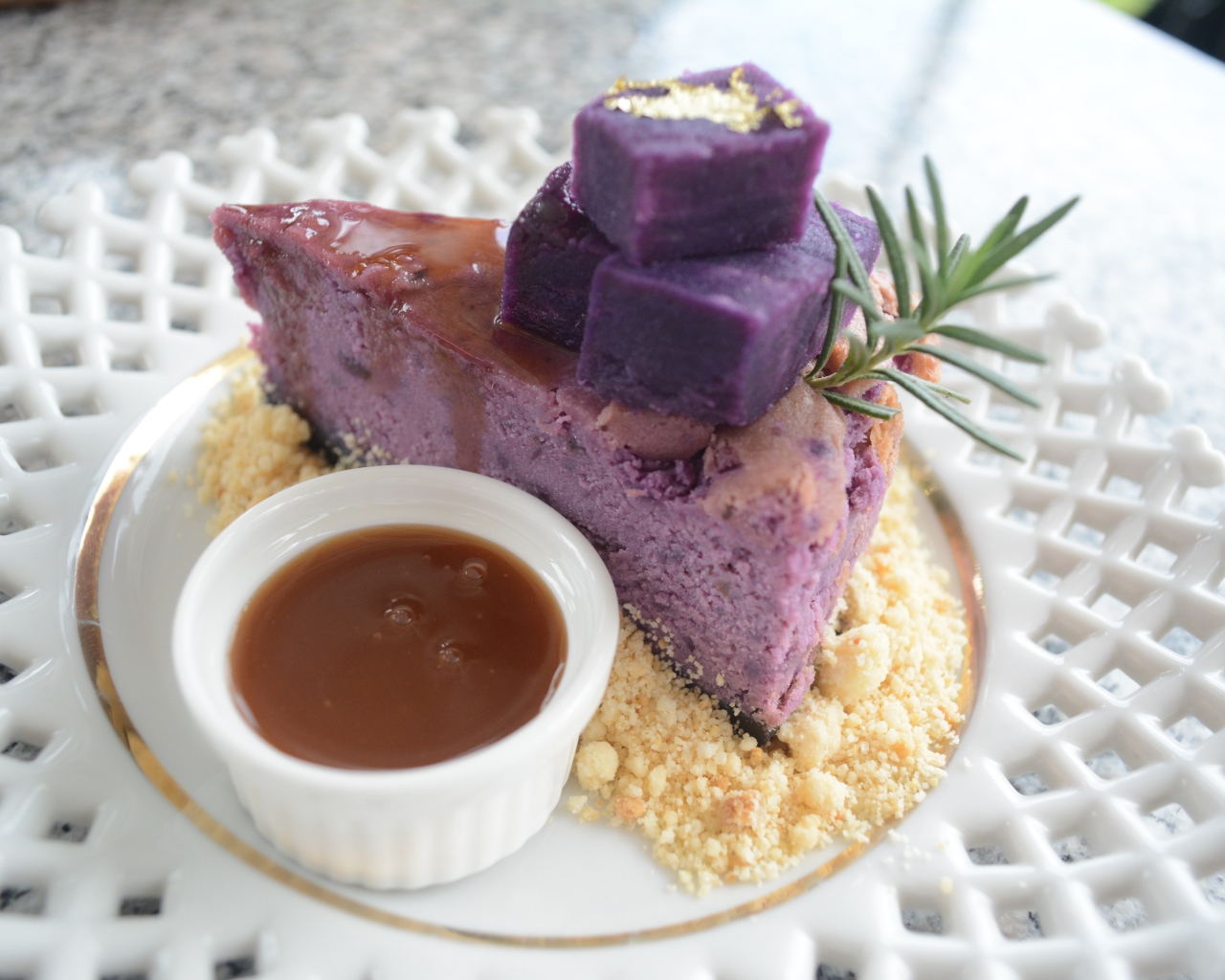 Ягодный чизкейк на тарелке с карамелью 