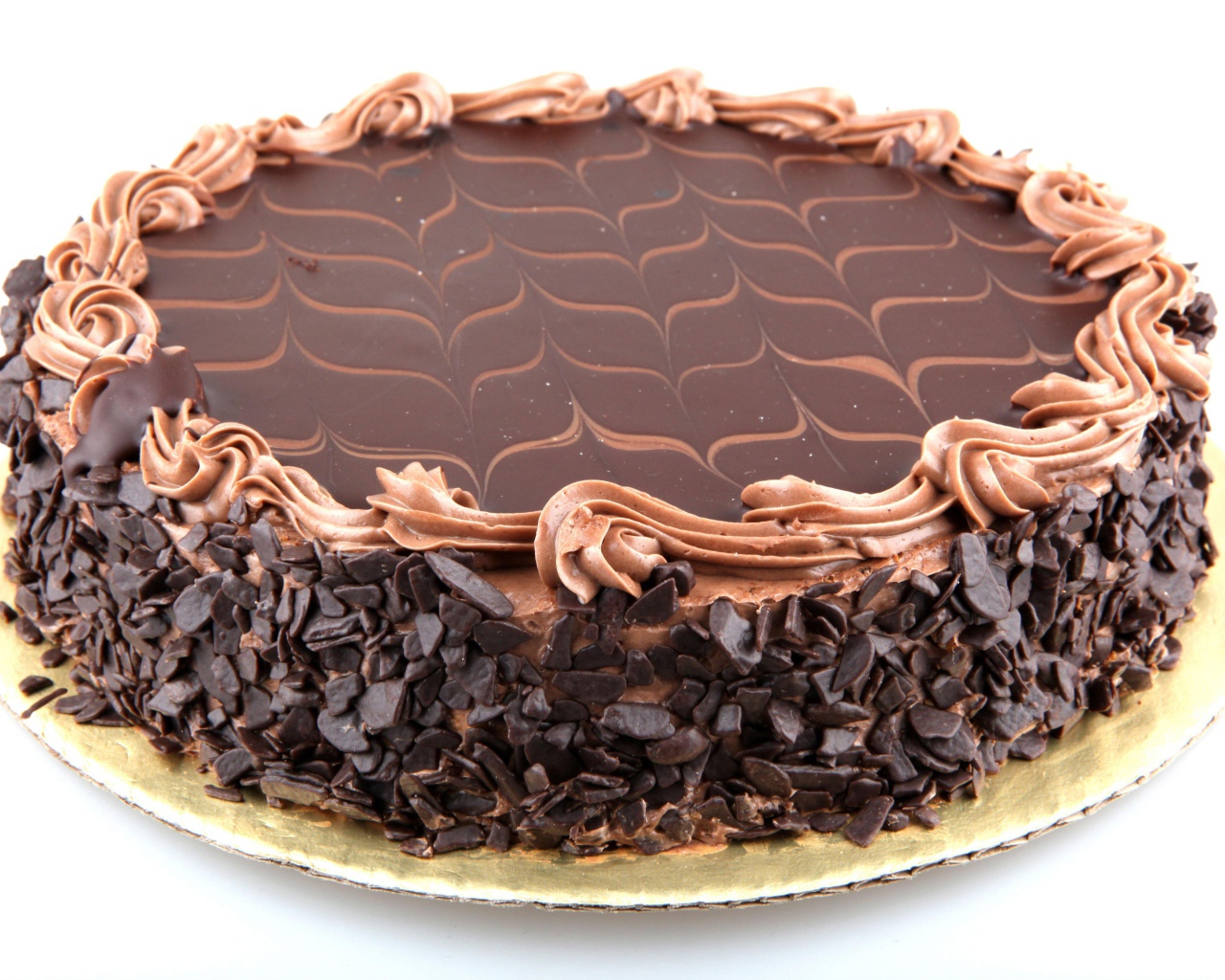 Большой праздничный торт с шоколадной крошкой на белом фоне