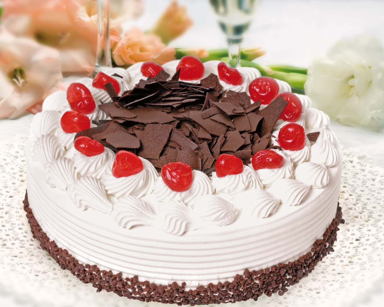 Большой торт с безе и шоколадом украшен вишнями