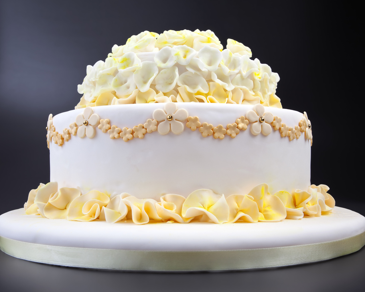 Большой белый торт с украшениями на сером фоне 