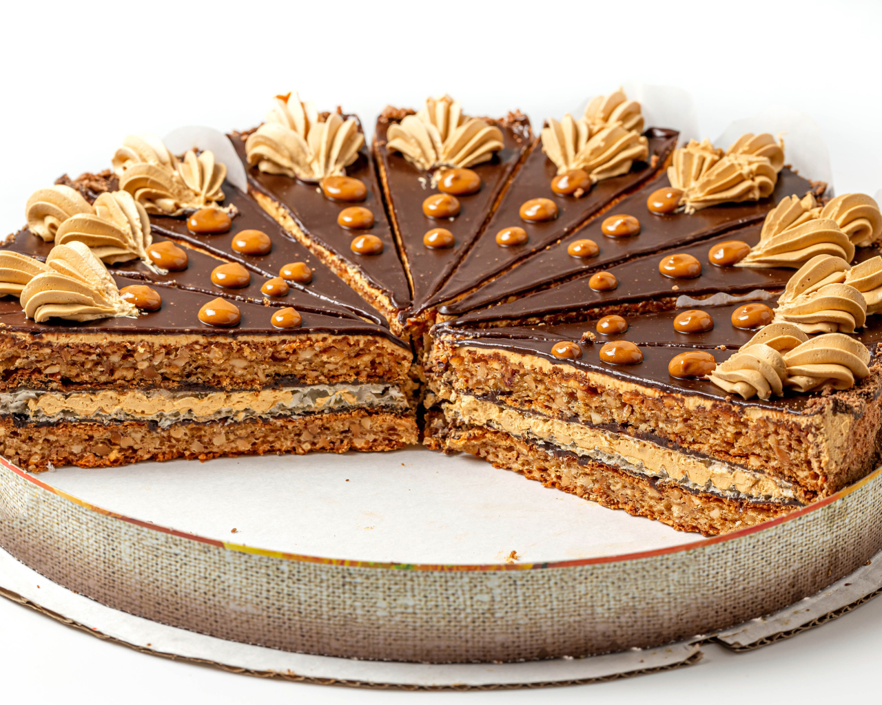 Торт со сливочным кремом на белом фоне