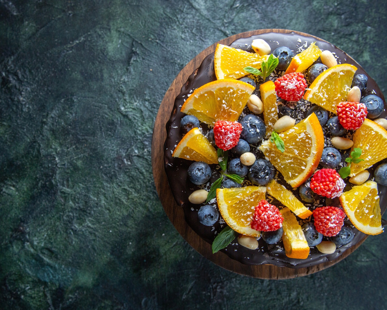 Торт с шоколадом и ягодами на столе вид сверху 