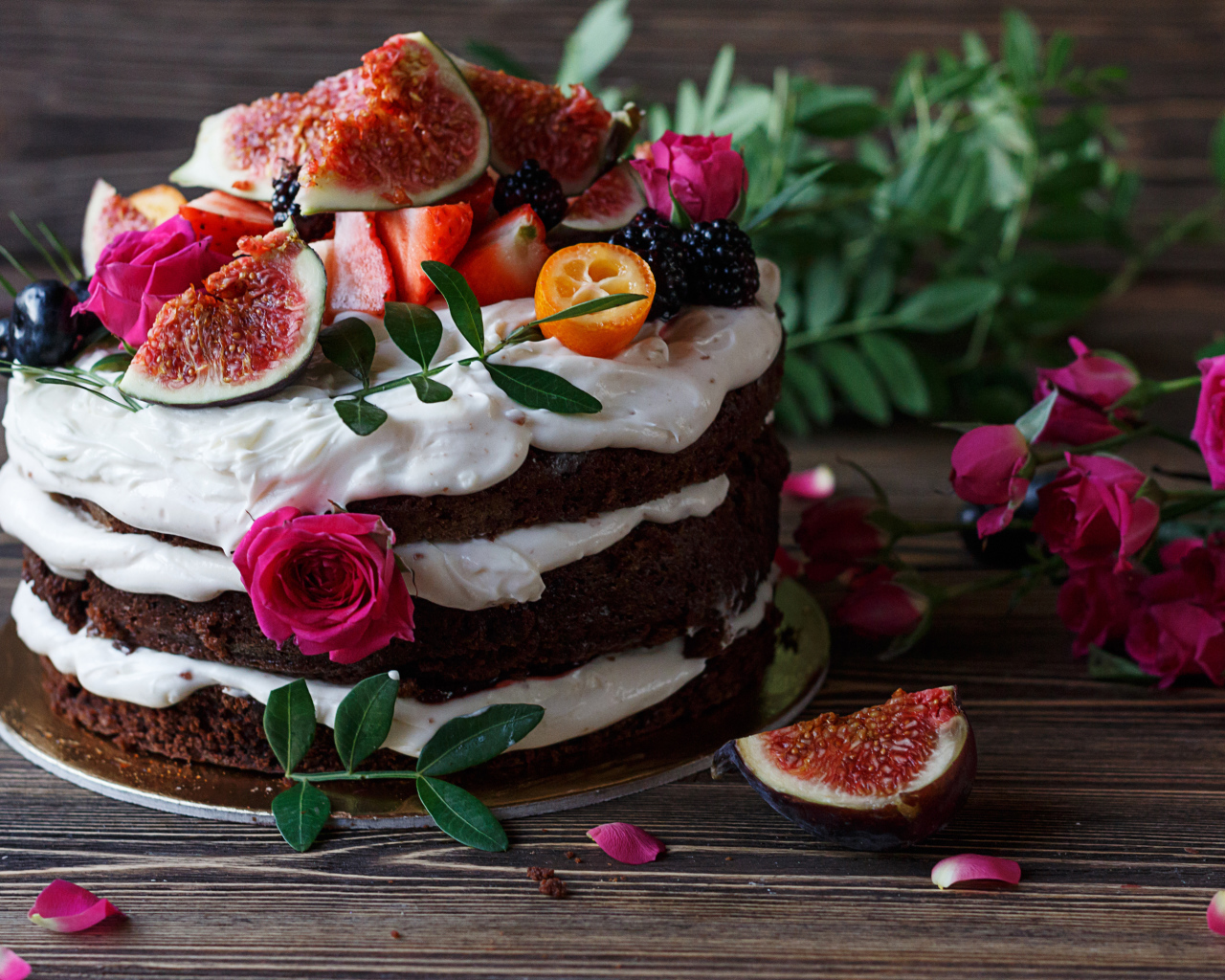 Торт с шоколадными коржами и сливочным кремом украшен ягодами