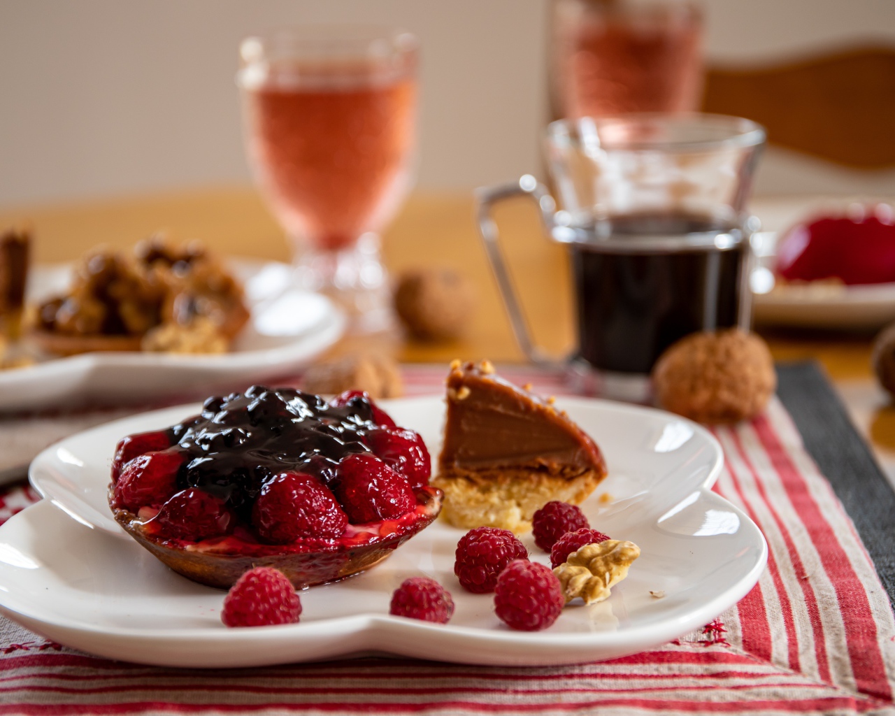 Пирожное с ягодами малины и джемом