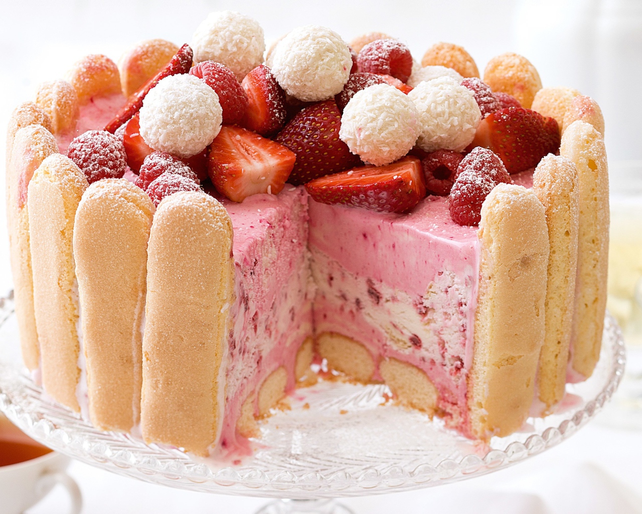 Торт с печеньем савоярди и клубничным муссом 