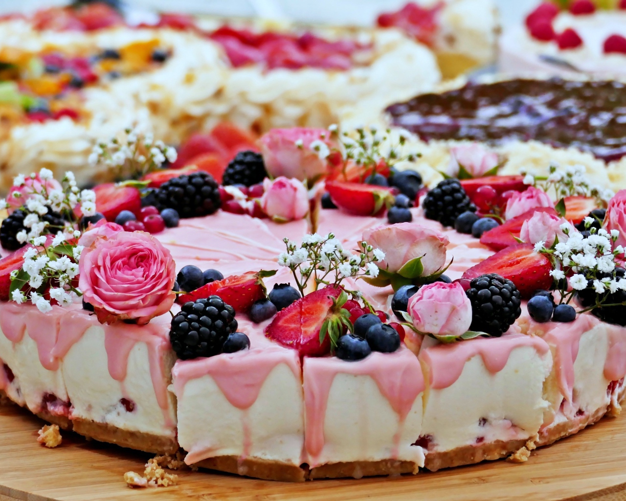 Торт чизкейк с ягодами и цветами 