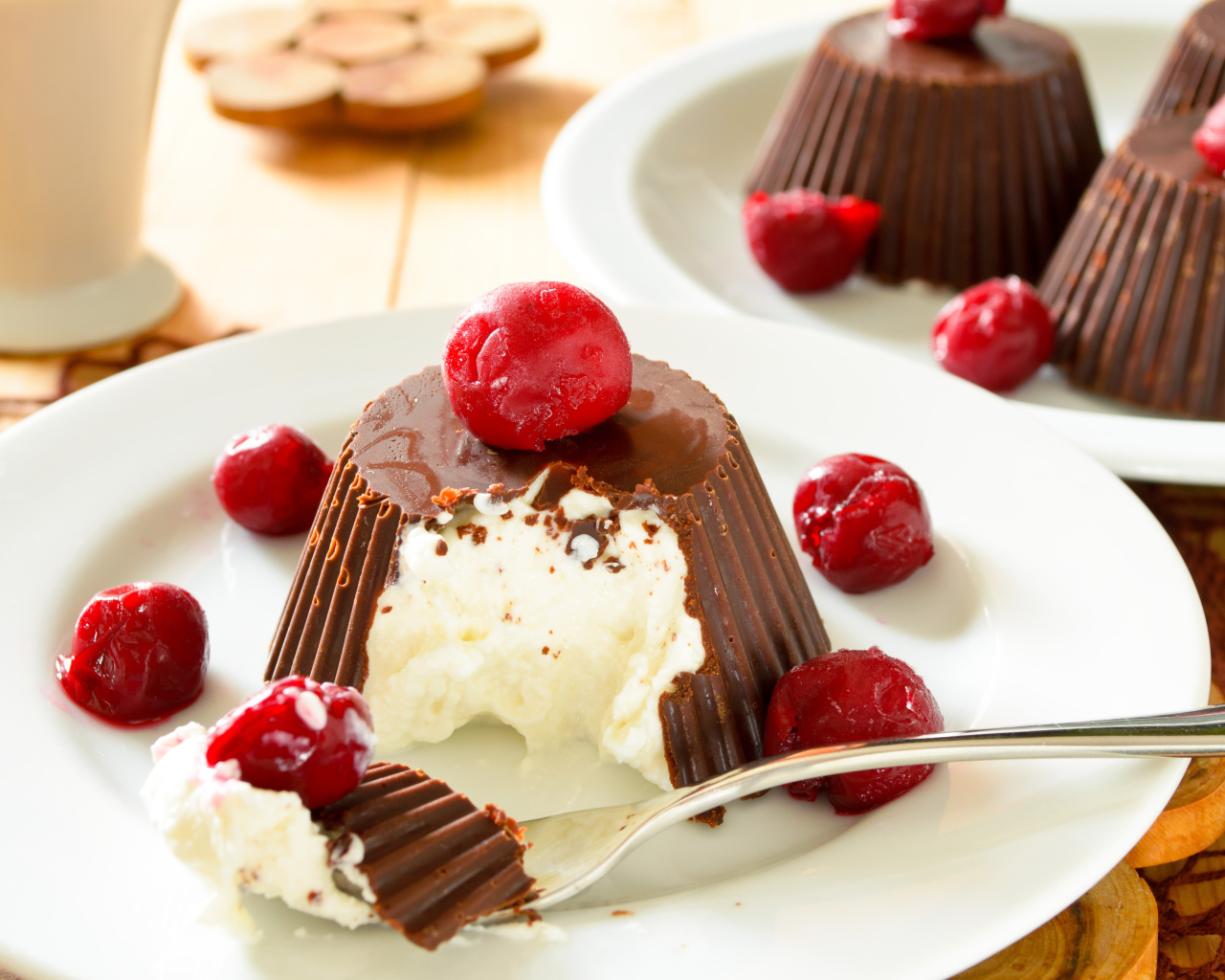 Творожный десерт в шоколаде с вишней 
