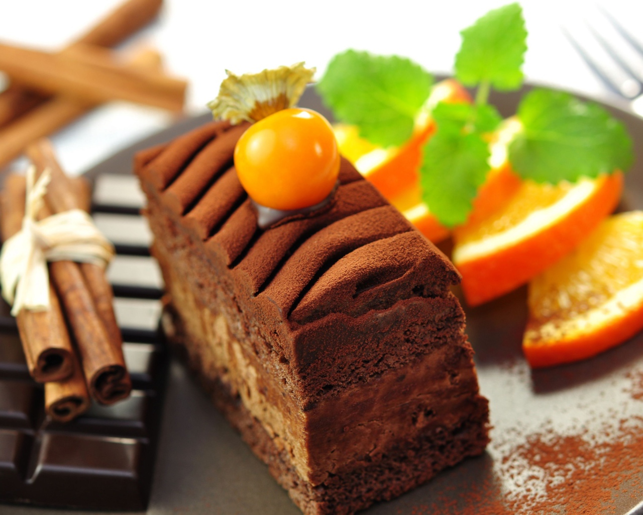 Шоколадное пирожное с корицей и шоколадом 