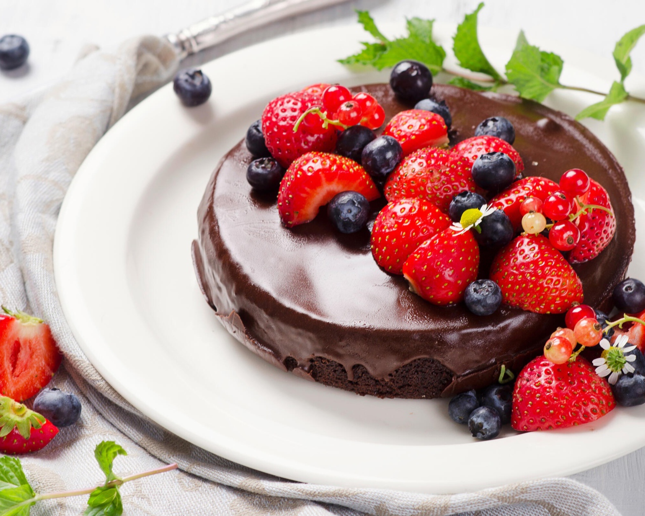 Шоколадный торт с ягодами черники и клубники 