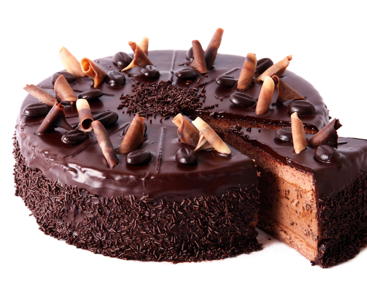Шоколадный торт с крошкой на белом фоне