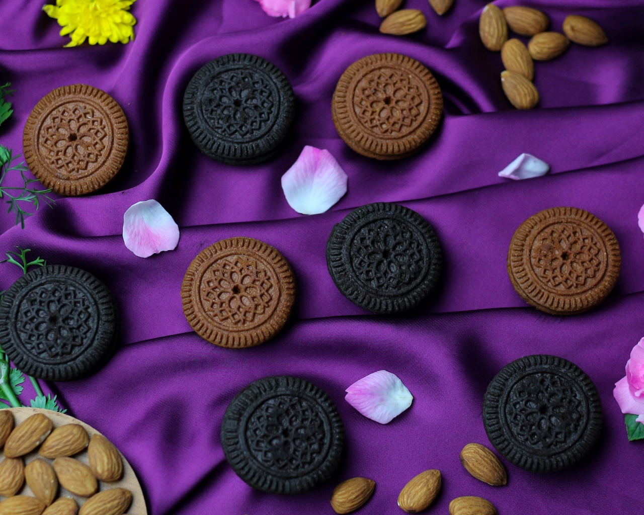 Шоколадное печенье с миндалем на фиолетовой ткани