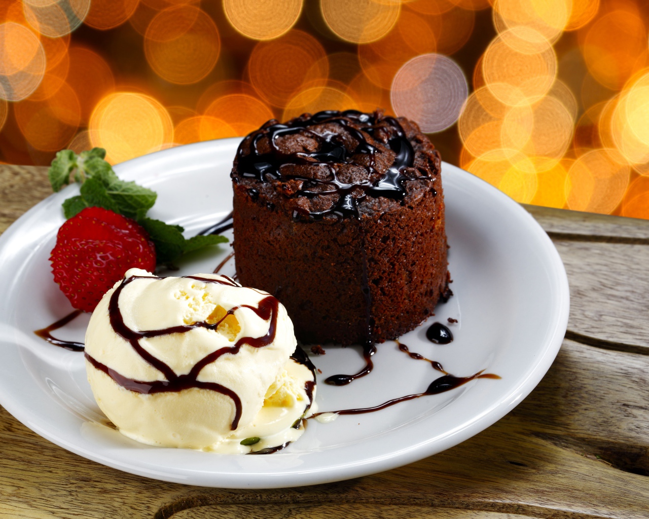 Шоколадный десерт с мороженым и клубникой на белой тарелке 