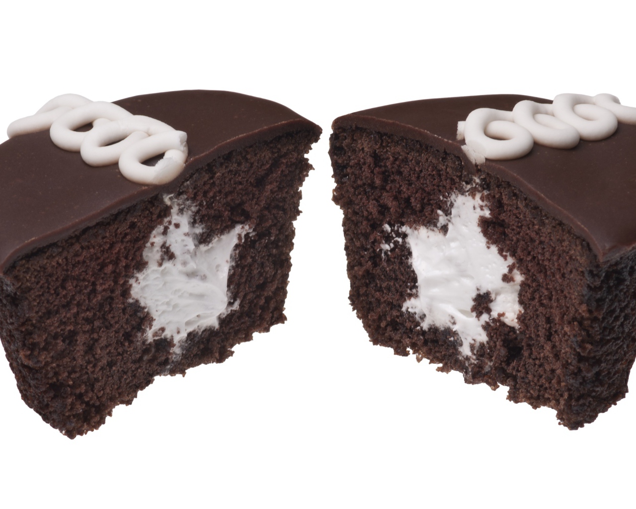 Шоколадный кекс с начинкой на белом фоне